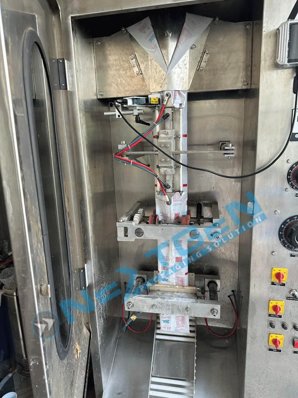 Manufacturer of liquid filling machine